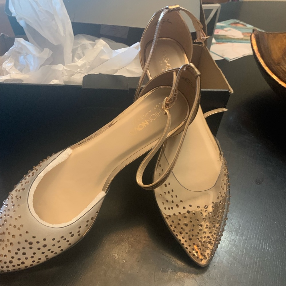 Women fashion Nova sandal clear and gold sandal size 9